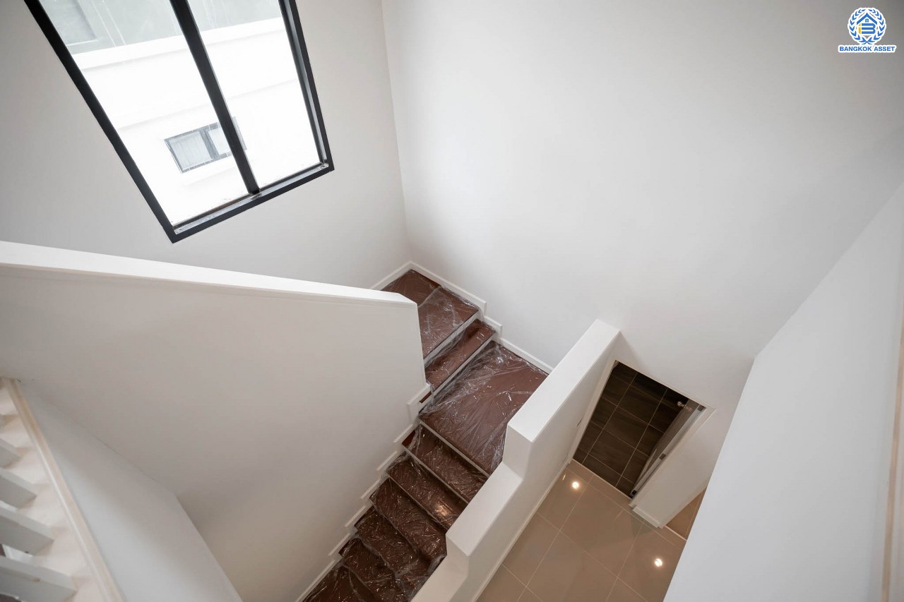 บ้านมือสองตกแต่งใหม่ แบรนด์ LH โครงการ ชัยพฤกษ์ บางบัวทอง หลังใหญ่ วิวสวนสาธารณะ เนื้อที่ 55.5 ตร.ว. ฟังก์ชัน 3 ห้องนอน 3 ห้องน้ำ 1 ห้องแม่บ้าน จอดรถได้ 1 คัน พร้อม Facilities ครบครัน บนทำเลเดินทางสะดวก ติดถนนบางกรวย-ไทรน้อย ใกล้เซ็นทรัลเวสต์เกต และรถไฟฟ้าสายสีม่วง "สถานีบางพลู"